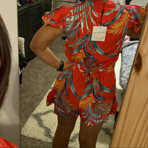 NWT gorgeous floral romper - Picture 3 of 4